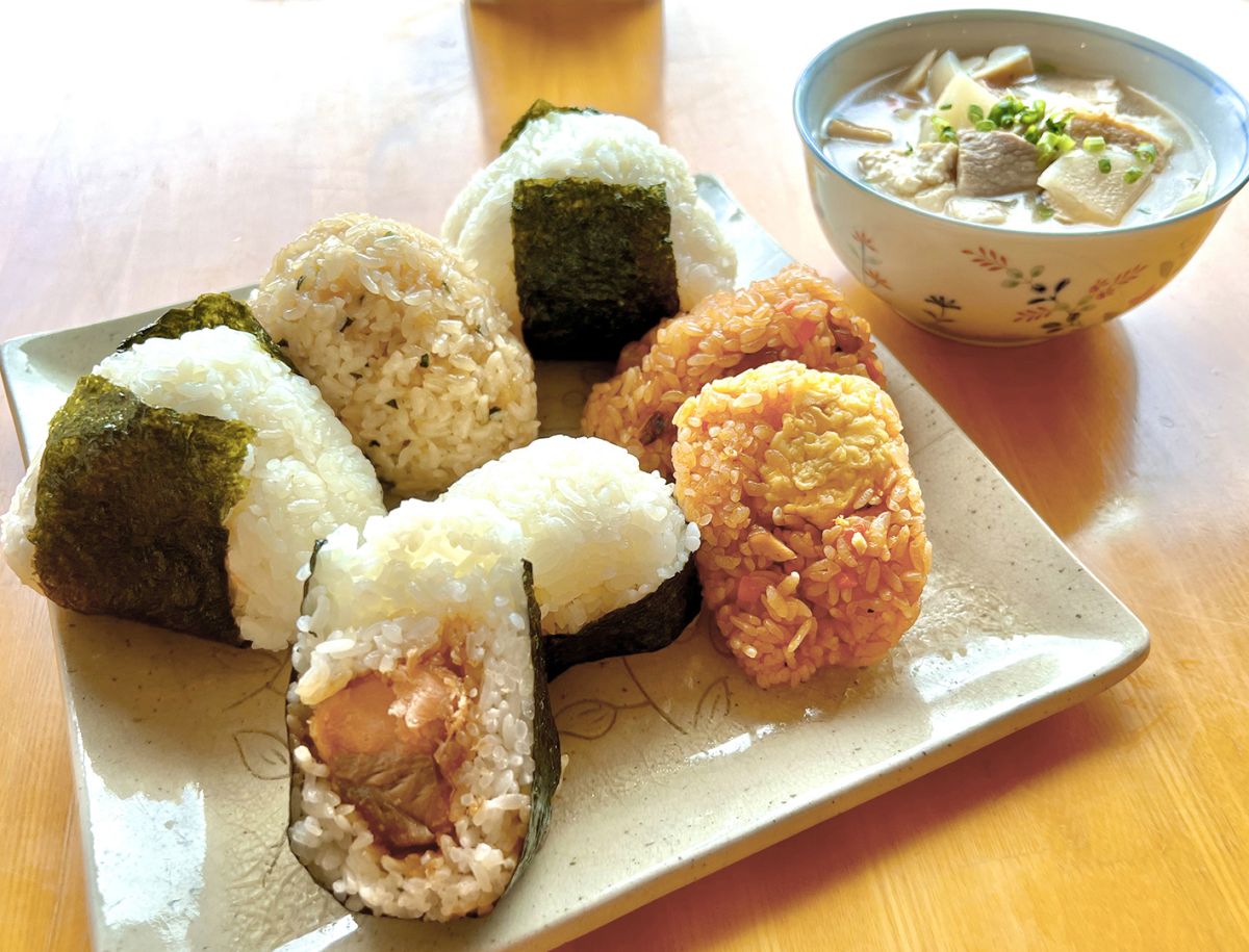 炊き立てご飯のおむすび（1つ300円／税込）と野菜たっぷりアツアツの豚汁（500円／税込）／札幌芸術の森