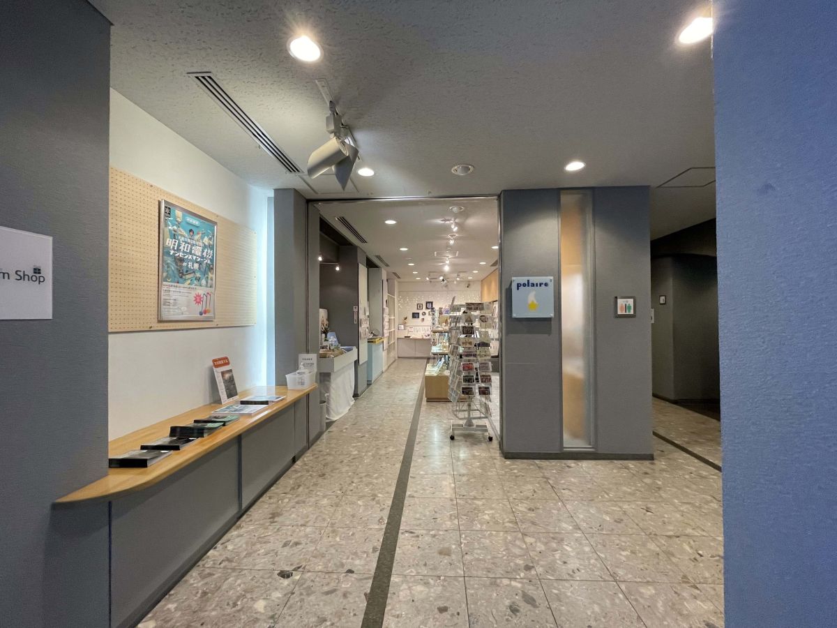 北海道の自然を描いたポストカードなど、個性的なお土産として喜ばれる品が並ぶミュージアムショップ「polaire」