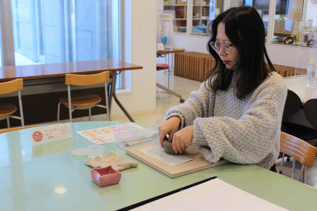 ろくろを使わずにカップや小鉢を作る「たまつくり」の体験。季節ごとに釉薬が変わり、1～3月は「桜桃釉」で温かみある色合いに