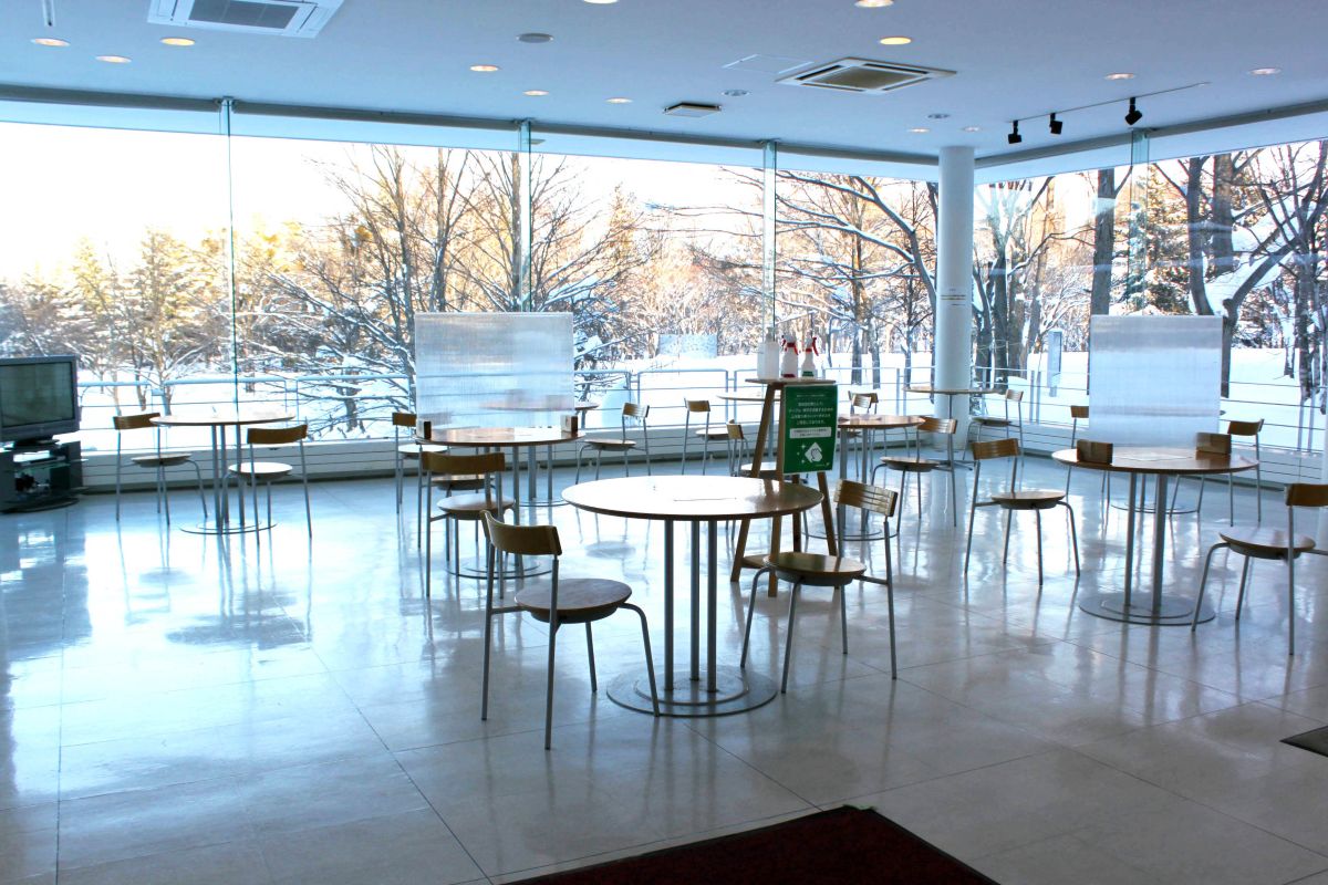 エントランス横の休憩スペースは、窓ガラス越しに美しい雪景色が広がるおすすめスポットの一つ。来館者が自由に使うことができ、飲食物の持ち込みもできます