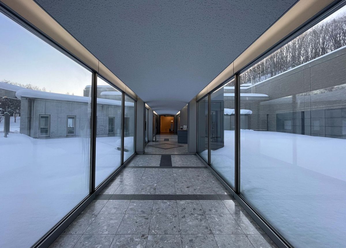 冬の木立と白銀に包まれグリーンシーズンとはまったく異なる趣を見せる美術館