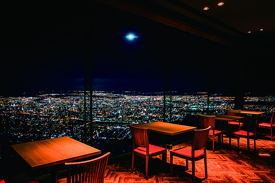 宝石の様に輝く景色を眺めながら、優雅にディナーを楽しめる