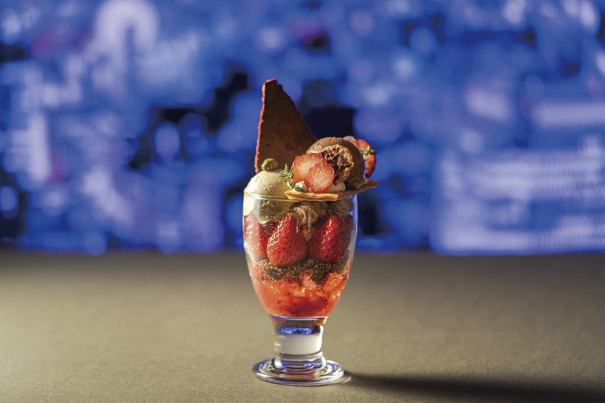 「パフェ、珈琲、酒、佐藤」×「GODIVA café」のパフェは、コース料理のデザートとして提供 