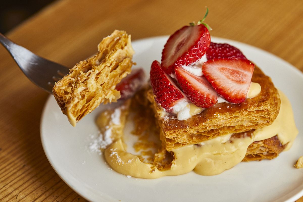 カフェ キンモクセイのパフェの上のパイ