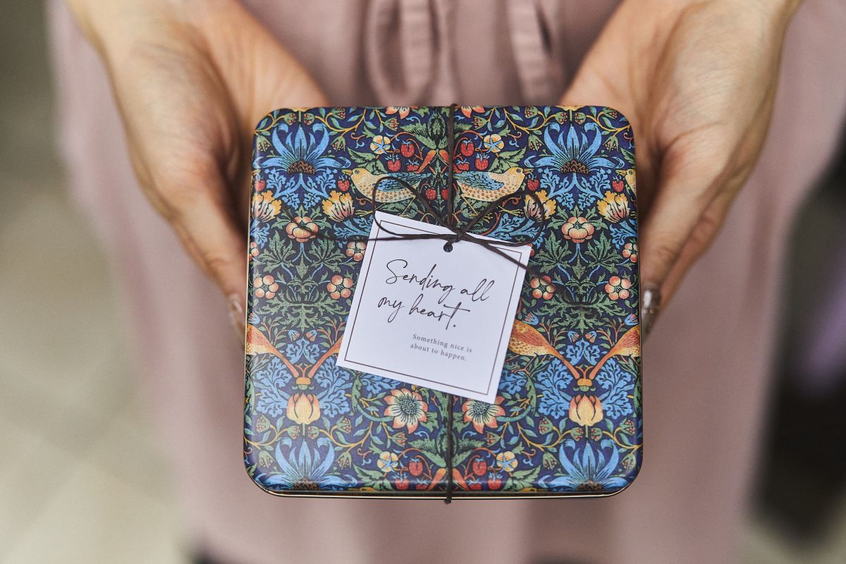 クッキー缶2592円（クッキー缶のデザインは季節により変わります）