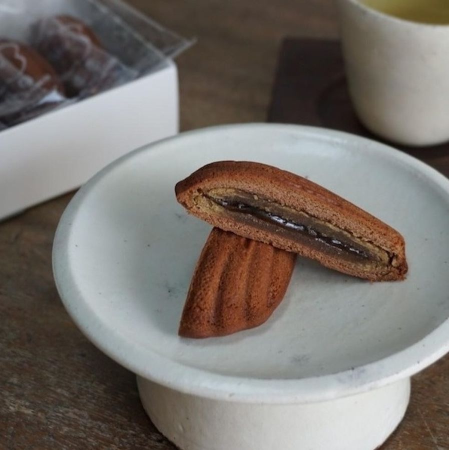 「あんマドレーヌ「黒糖カカオ」」（1個）270円/梅園 oyatsu