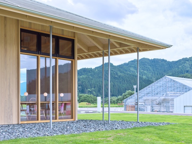 中部縦貫自動車道勝山ICから勝山市内方面へ約1分、勝山恐竜橋北詰交差点を右折してすぐの場所にあります