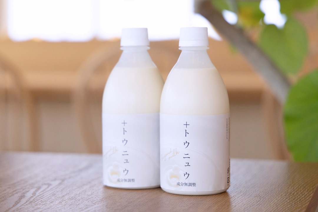 カウンターで注文と会計を済ませてから席に着きます。店頭ではお洒落な500ml入りボトルの自家製豆乳550円も販売しています