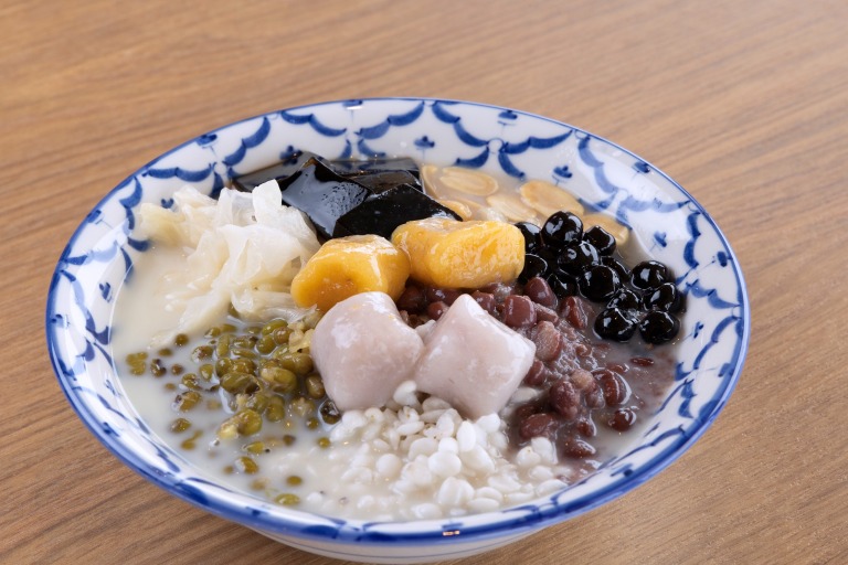 豆花はシロップのみ550円、レギュラートッピング935円。いちごのシーズンは近隣のいちご農園「べり果」とコラボしたいちご豆花が楽しめます