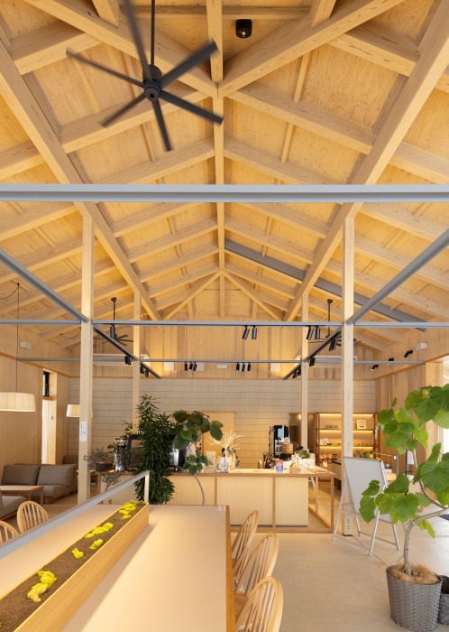 店内は天井が高く、開放感のある空間です