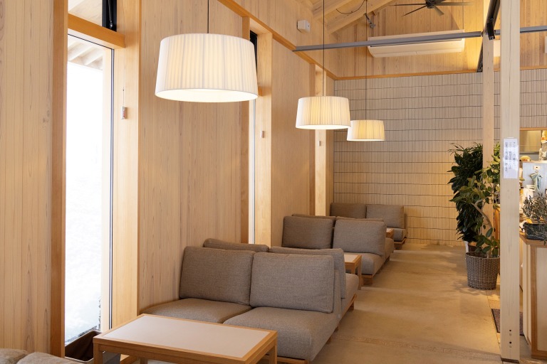 落ち着いた雰囲気のソファ席