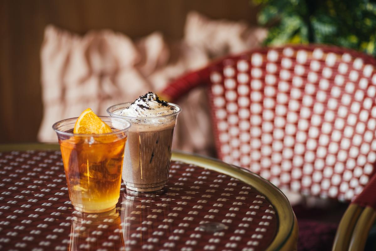 左「DAIDAIオレンジティー」、右「モカ烏龍ティー」各650円