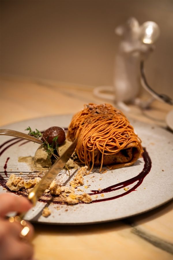 「クレープ・モンブラン ショコラ ほうじ茶アイスと白ごまとクルミのクランチを添えて」1650円/© CREPE & GALETTE TOOTH TOOTH