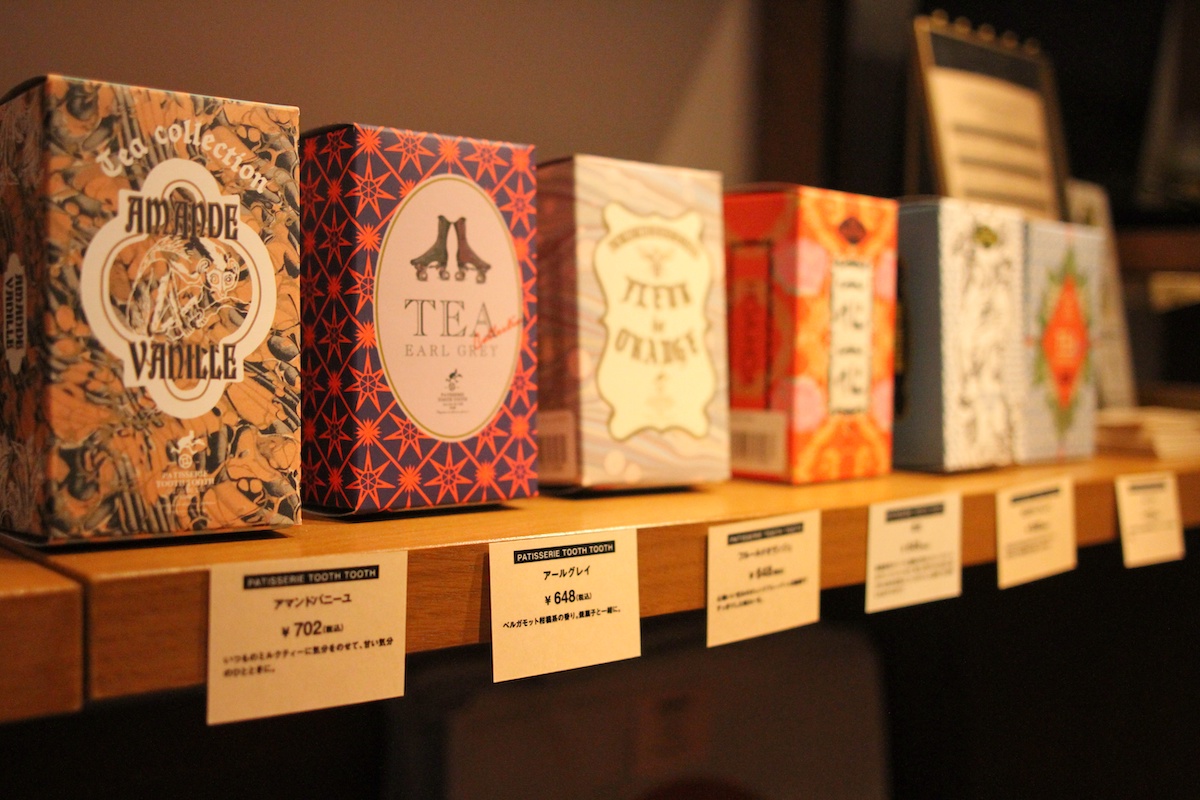 店頭で販売している「TOOTH TOOTH」の紅茶はおみやげにぜひ