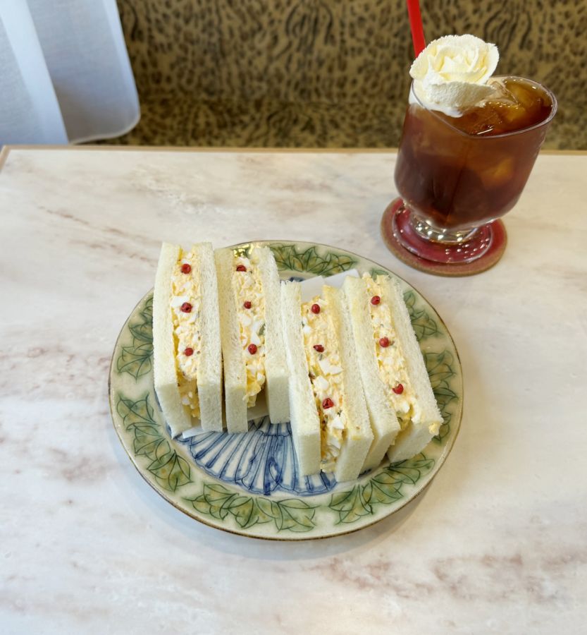 （左から）「卵サンド」700円、「ウィンナーコーヒー（アイス）」650円　 フードメニューとセットで-100円