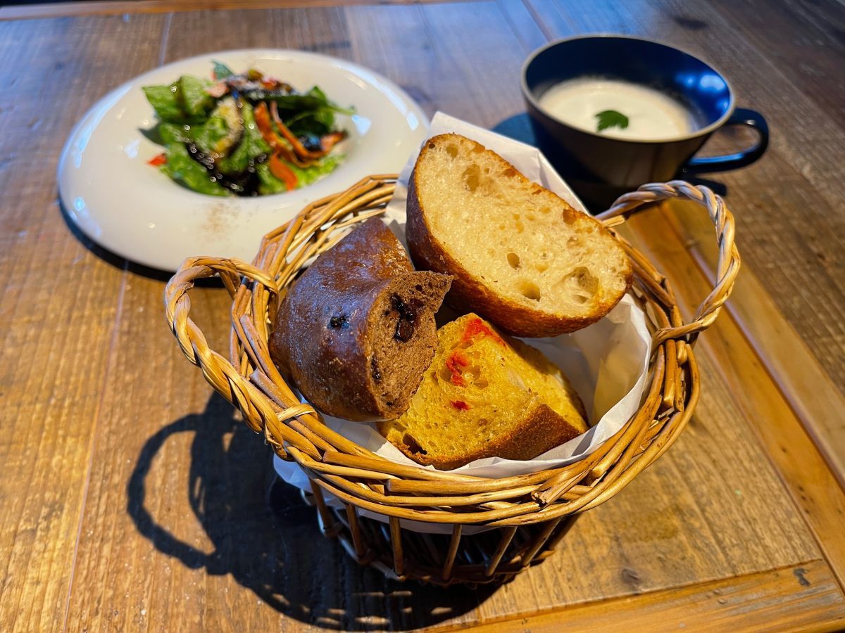 「パン食べ放題 Aセット」1280円 ※ランチタイム価格