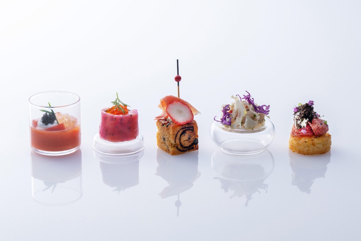 左から、「フルーツトマトカクテル」、「サーモン生春巻き」、「ストロベリー＆ピスタチオケークサレ」、「カリフラワーカクテル」、「セミドライストロベリーブリオッシュ」