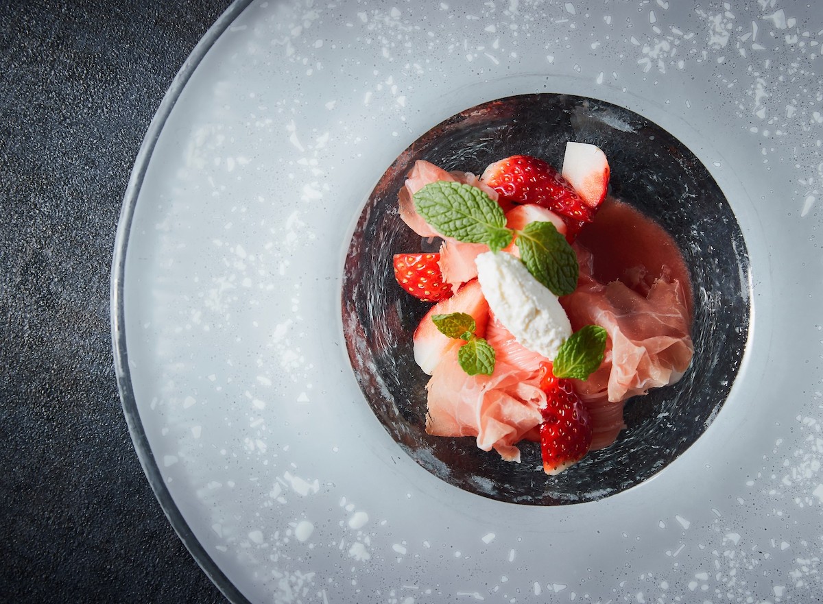 「国産イチゴとリコッタチーズ、生ハム『ハモン・セラーノ』をトッピングした冷製パスタ」