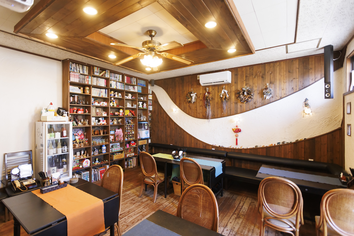 壁の白い曲線は“川”、天井の四角いあしらいは“口”を表現