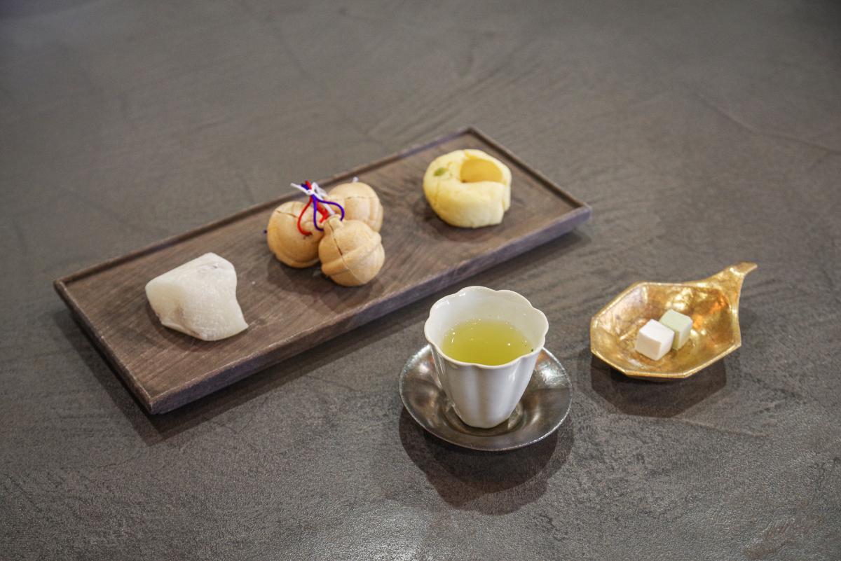 （左から）「本日のお菓子」1個 200円～、「さえみどり（岡部）」1900円