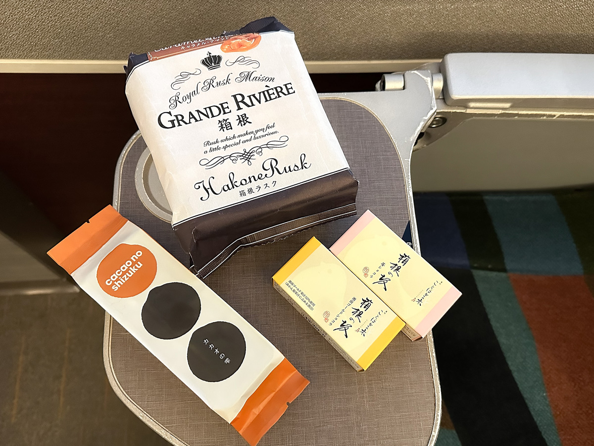 （左手前から時計回りに）「カカオの雫」3個入り 367円、「箱根ラスク キャラメルアマンド」8枚入 600円、「箱根の坂 苺ショコラ」「箱根の坂 湘南ゴールドショコラ」各1個入り 240円