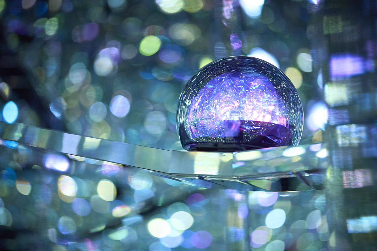 物質的には存在せず私たちの認知上にのみ存在する、シャボン玉のような巨大で強い光