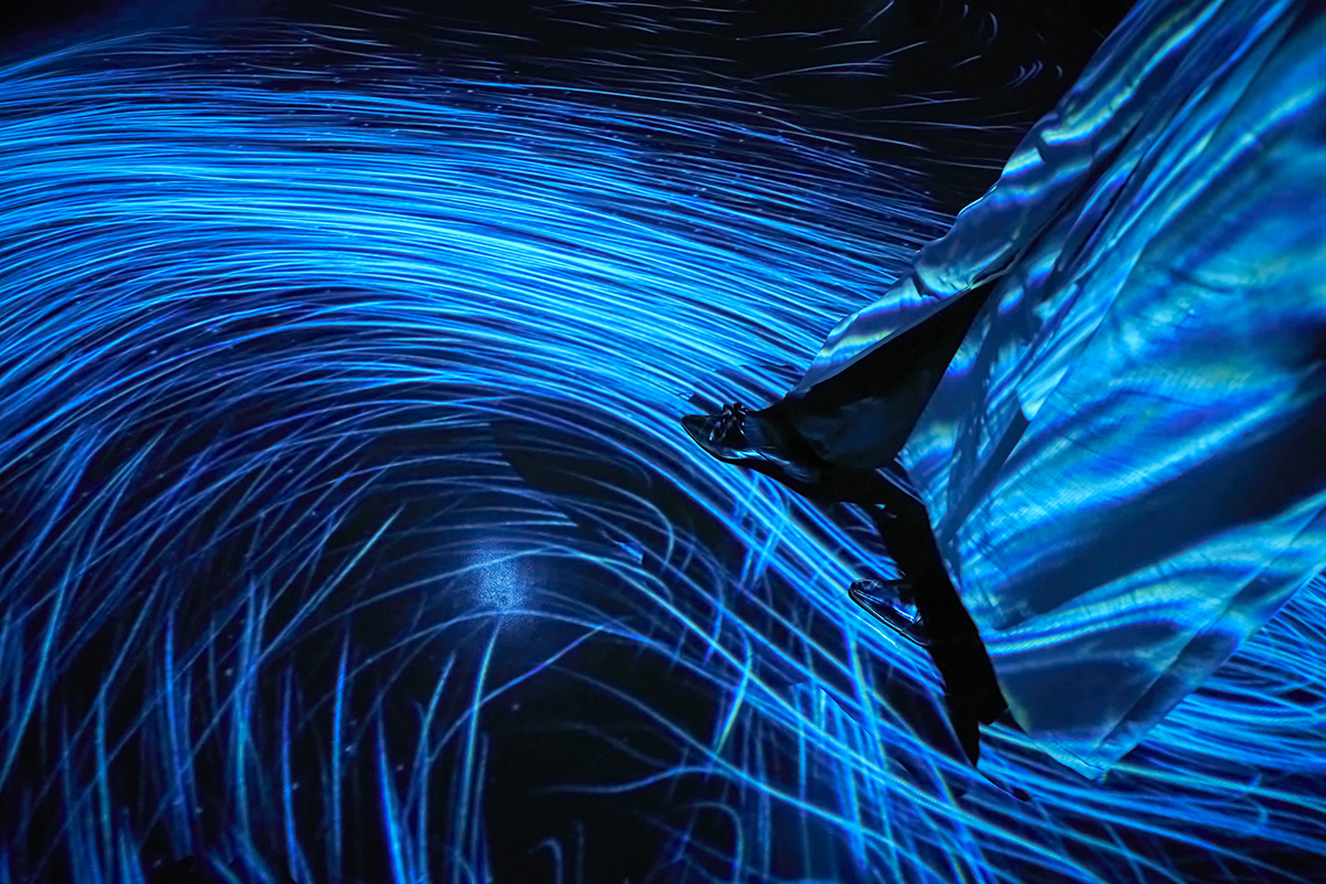 人の動作に合わせて水は流れを変化させていく