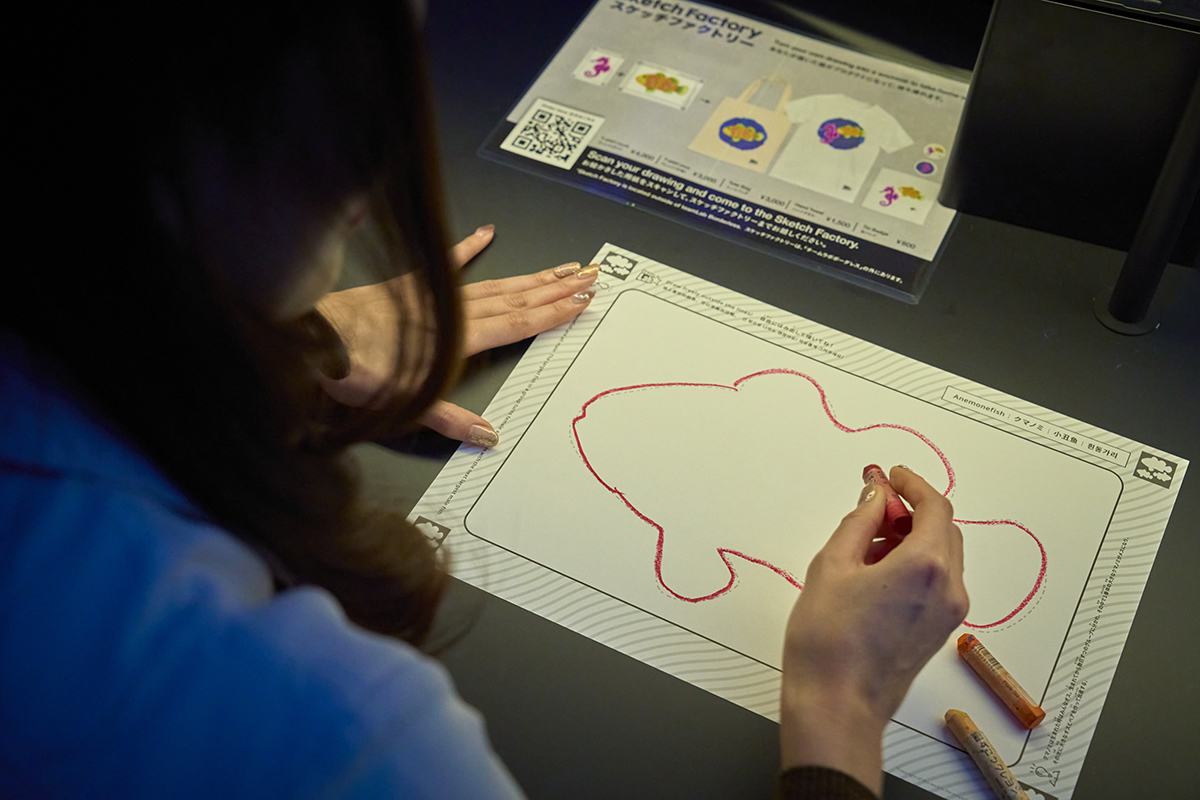 描いた魚は空間を出てミュージアムを泳ぎ、他の作品に干渉していく