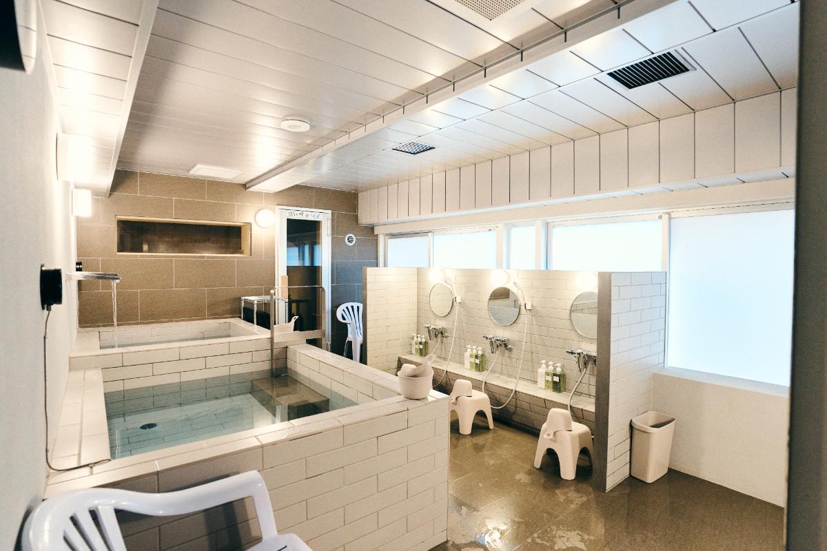 3階「女性用サウナ」浴場。洗い場は全部で5つ。