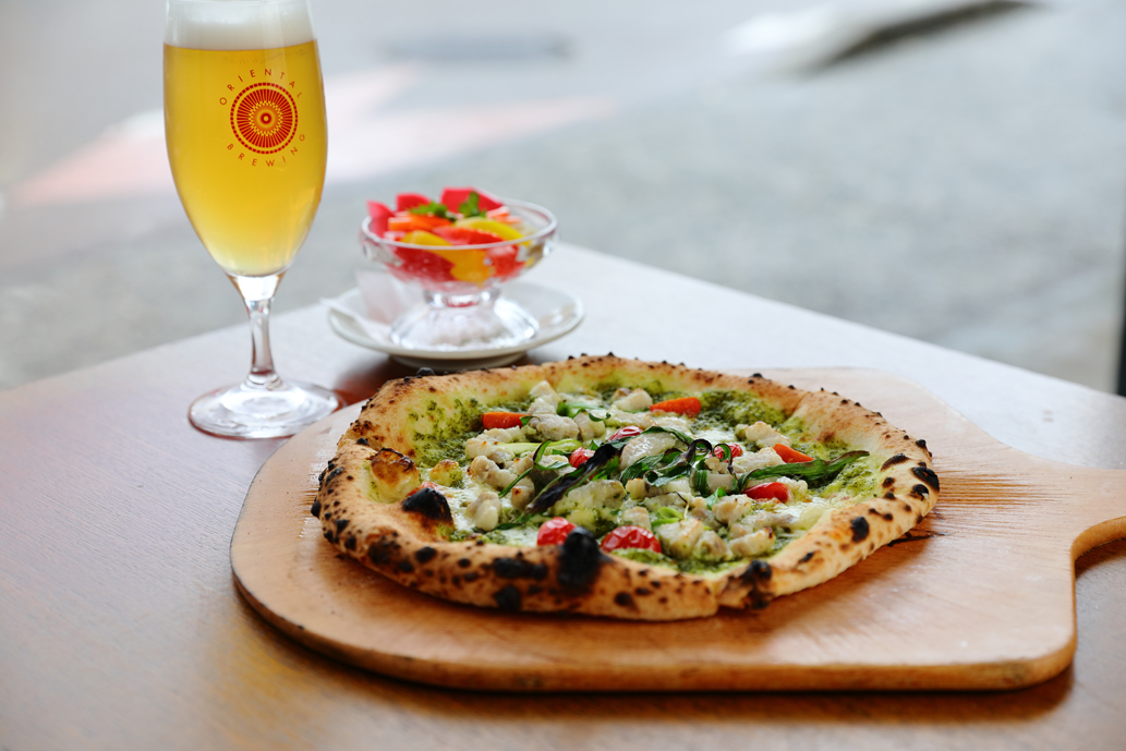 写真手前が「九条ねぎと塩麴の豚バラピザ」1650円、写真左から「ドラフトビール」880円～、「加賀野菜ピクルス」550円