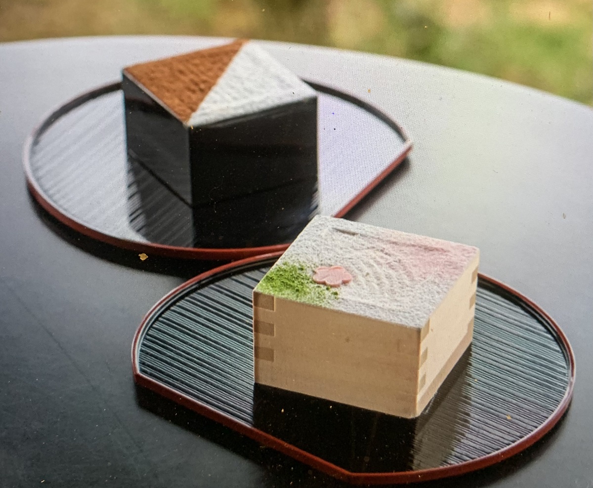 枡ケーキ。手前は梅