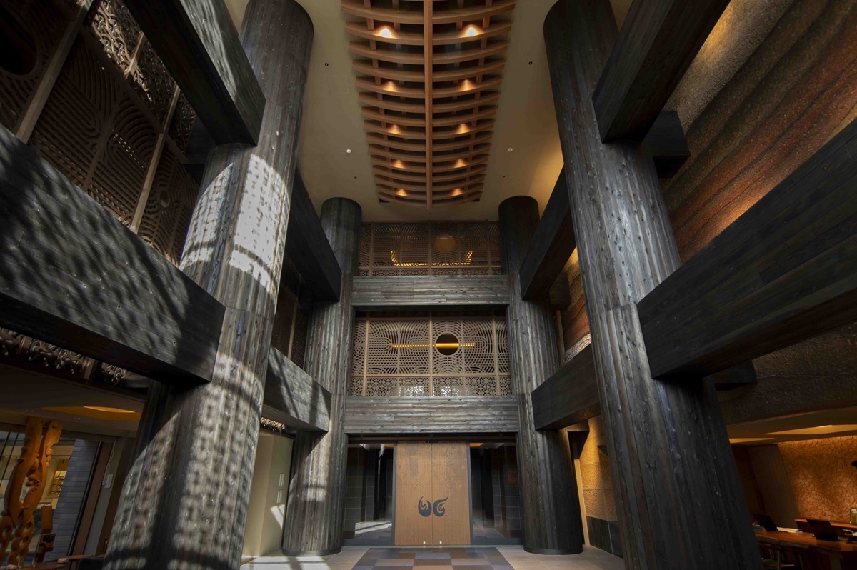 高さ8mの吹き抜けが圧巻のエントランスホール