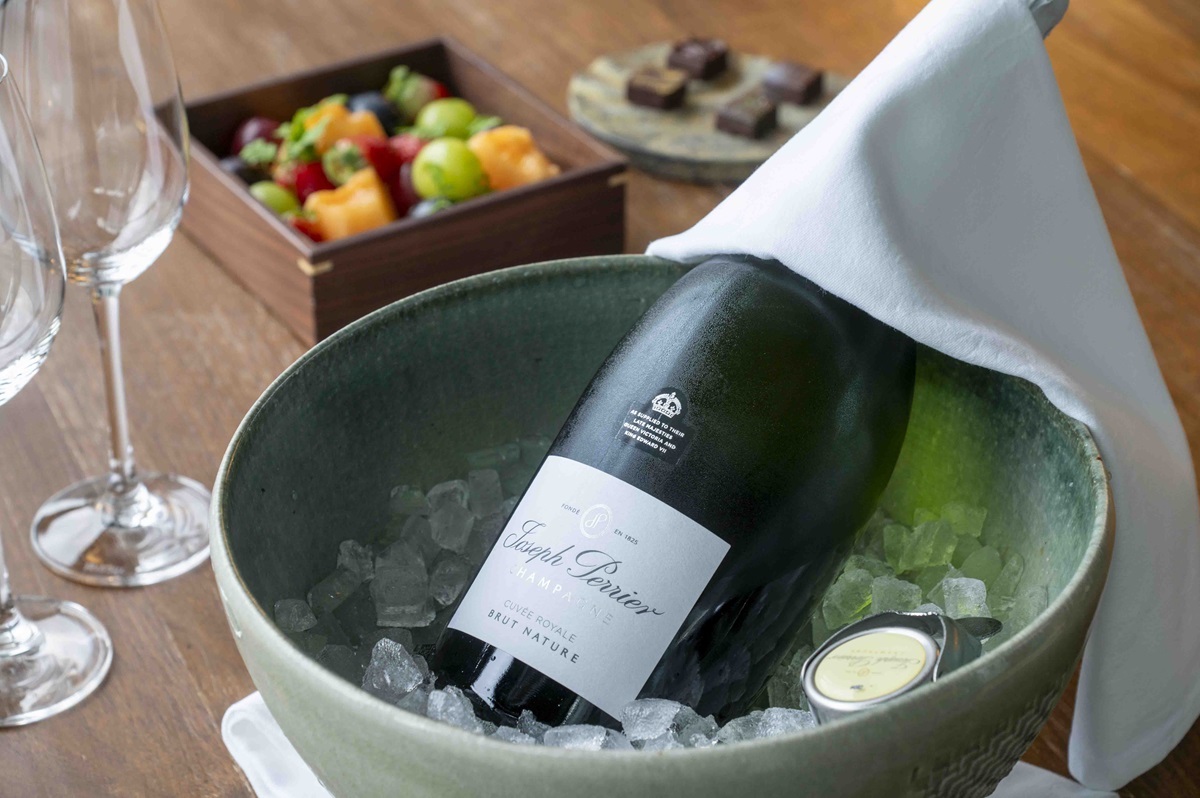 客室に届けられるウエルカムシャンパン、フルーツとショコラ