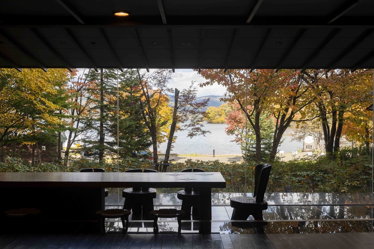 スクリーンのように阿寒湖の風景が広がるラウンジ