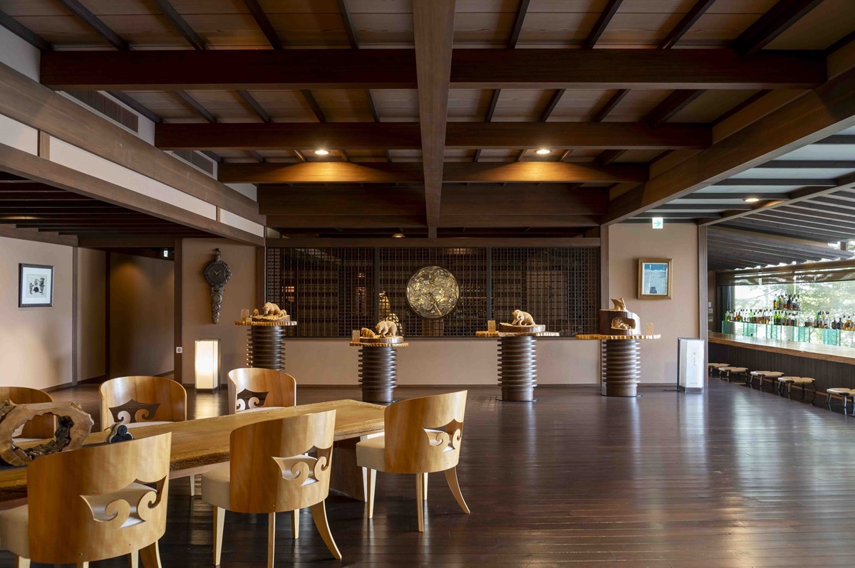 ギャラリーのようなラウンジ。右手は湖を望む「座BAR」