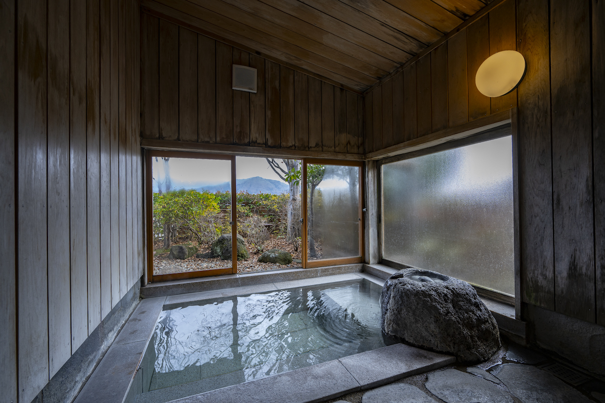 Dタイプ「鼓」の半露天風呂。正面に蔵王連邦を望む人気の客室