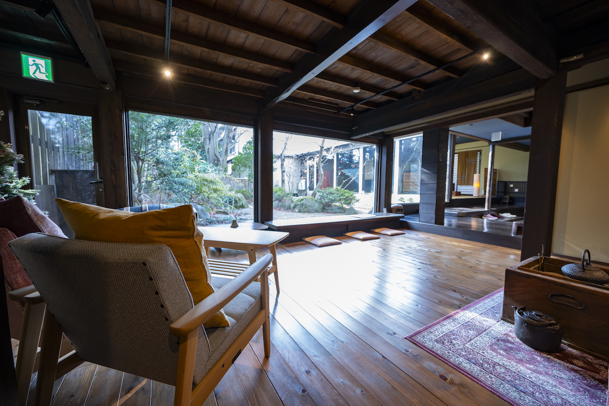 中庭を望むゲスト専用のティーラウンジ「花いかだ」。カフェも併設