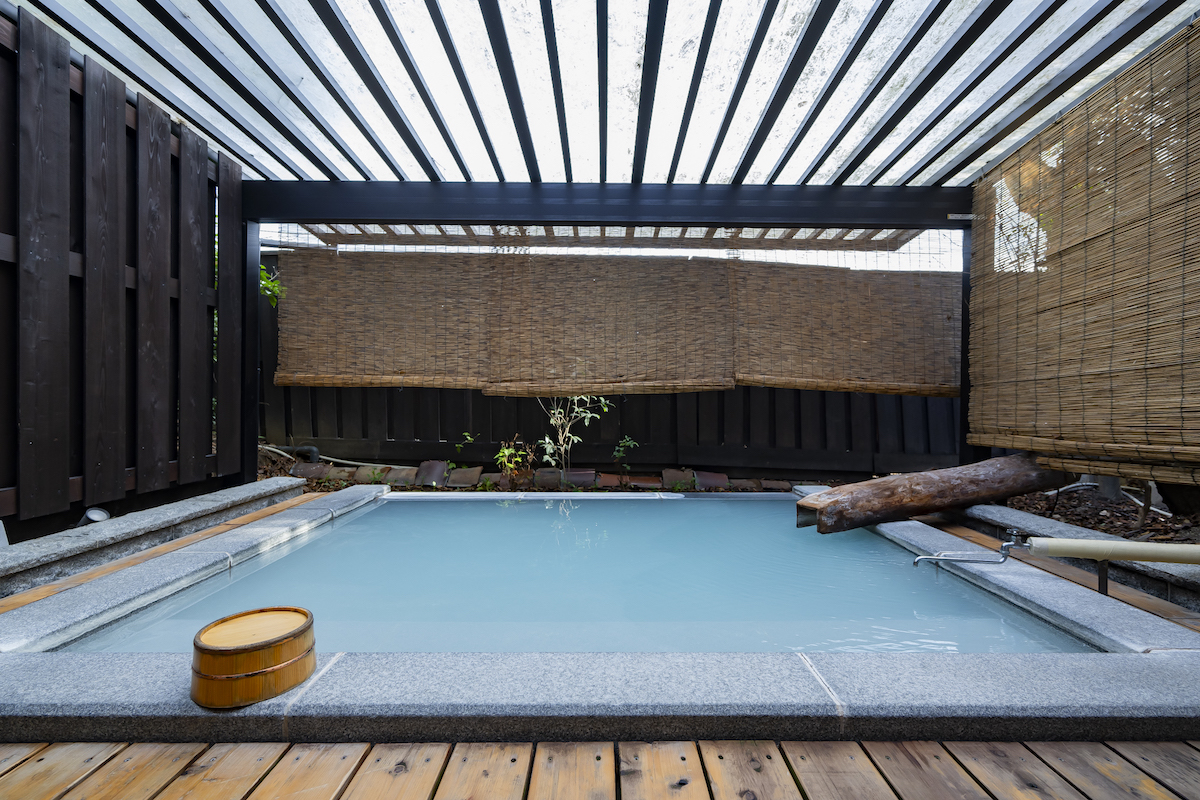 特別客室「片栗」の露天風呂。肌に優しい山の湯があふれている