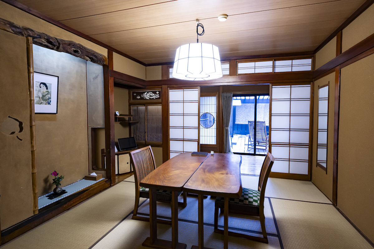 特別客室「片栗」の食事室（8畳）。隣に8畳の居室と広縁などがある