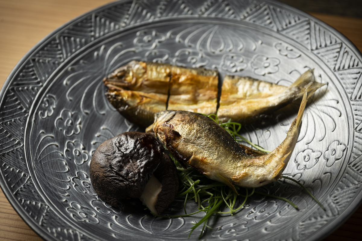 個室のレストランでいただく「山里懐石料理」の鮎の塩焼き