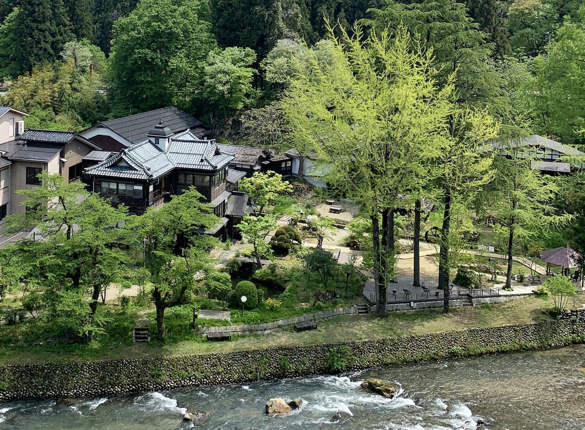 清流守門川のほとりに立つ。本館の「緑風館」は登録有形文化財