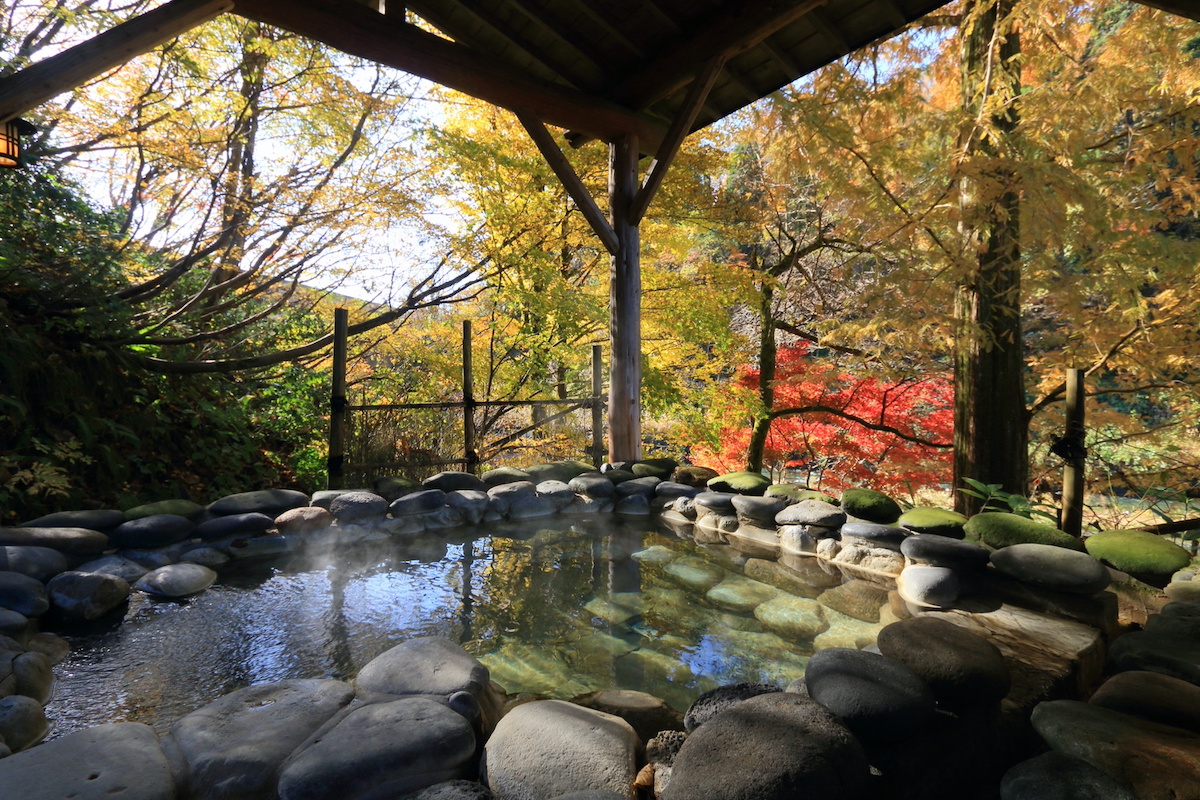 無料で利用できる貸切温泉「山の湯」の一つ「石湯」露天風呂