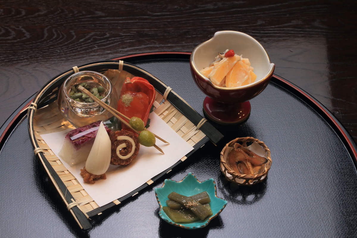 定番の夕食「山里会席」。山海の幸を天然の湧き水で調理した滋味あふれる料理