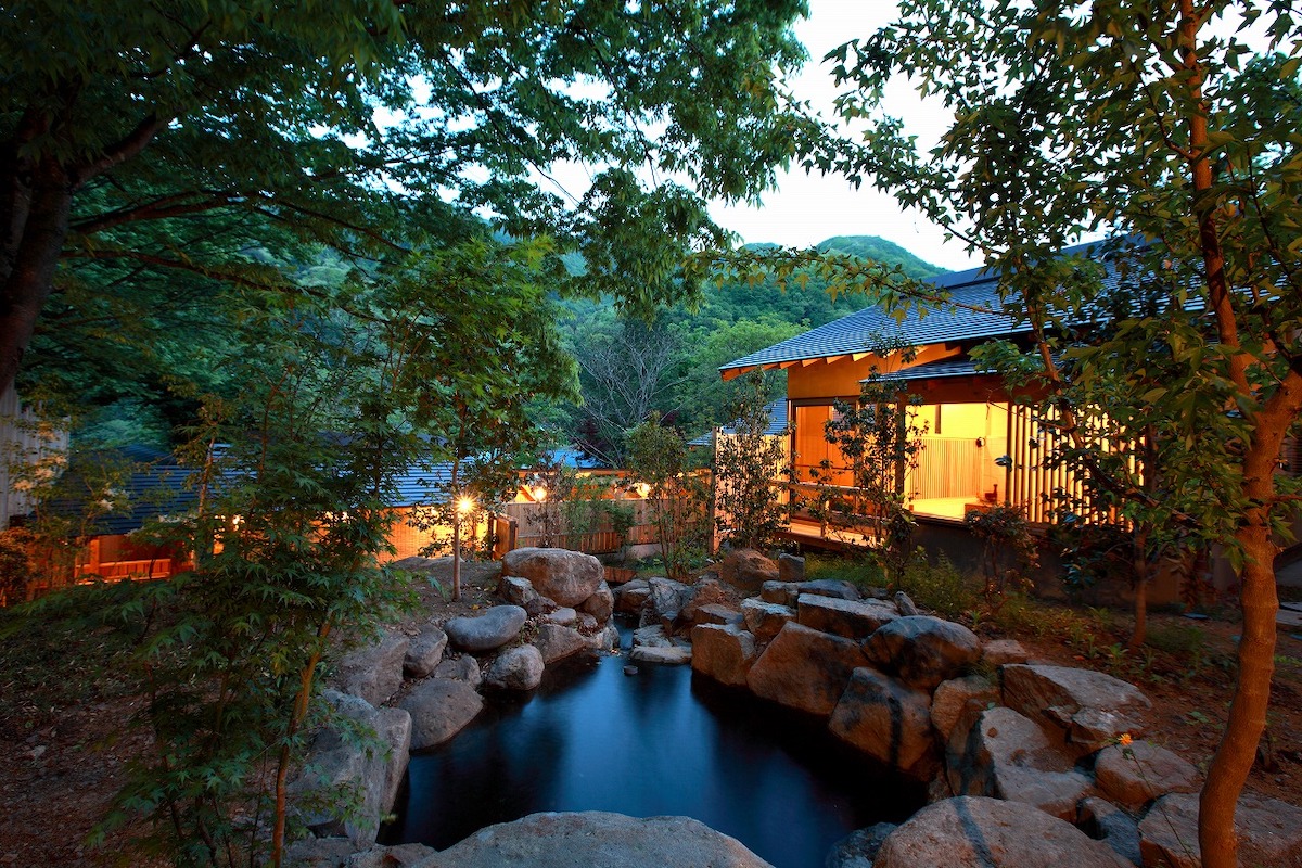 中庭から見た離れ客室。母屋客室も含めて全室が温泉露天風呂付き