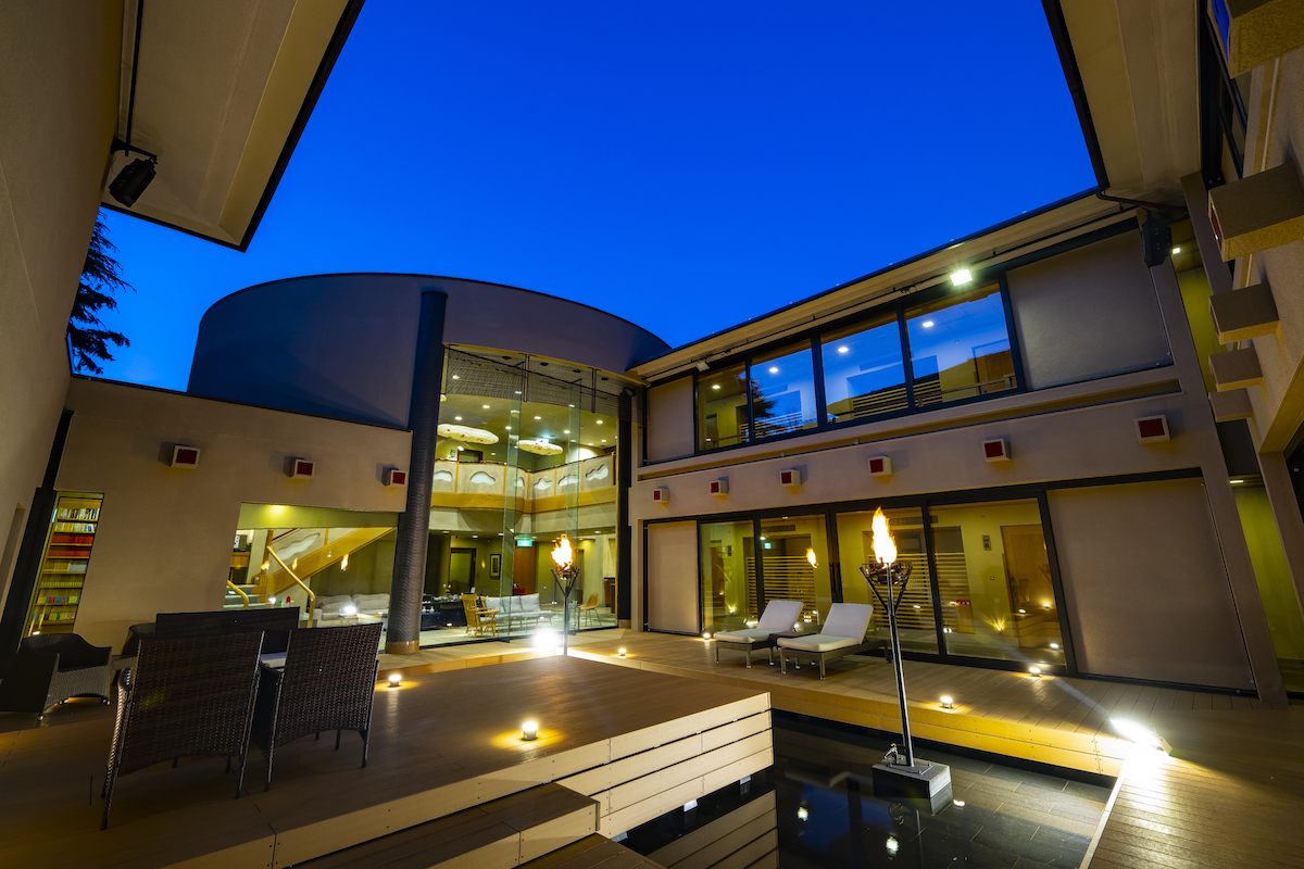 能舞台を模した中庭を中心に独特な世界観の空間が広がる