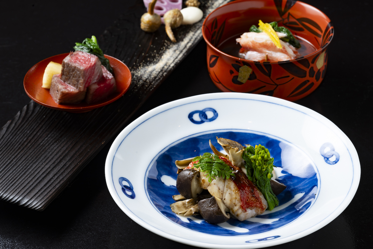 夕食の懐石料理（一例）。旬の献立が月替わりで用意