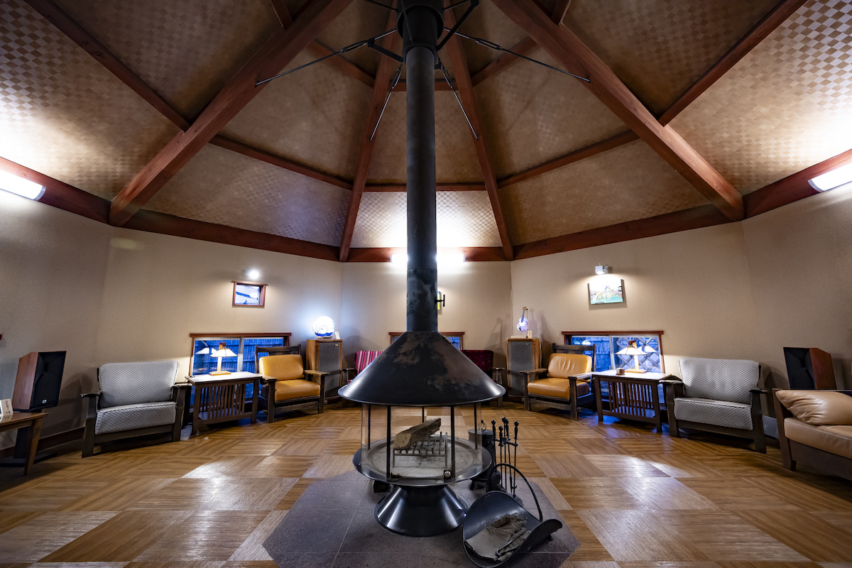 館内にある談話室。ライブラリーから好きな本を選んで読書タイムを