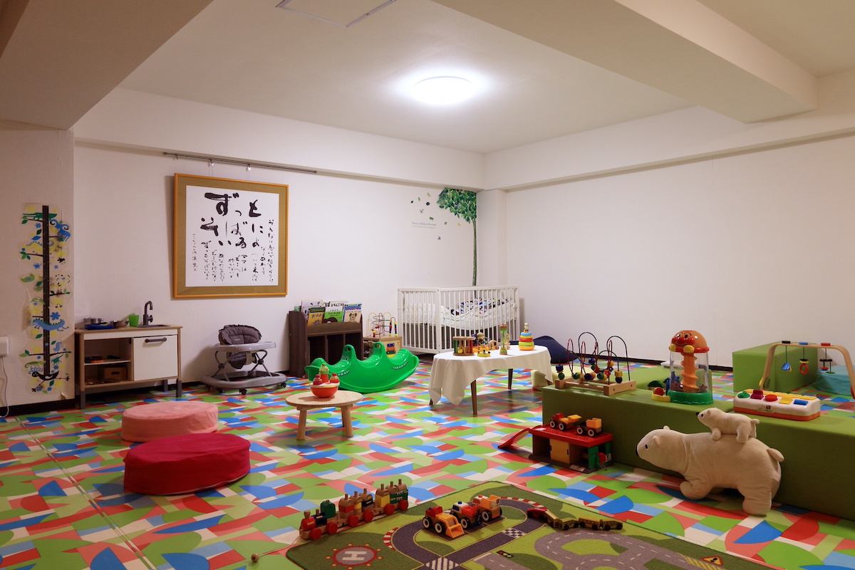 広々としたラウンジにたくさんのおもちゃを用意したベビーラウンジ「よちよち」