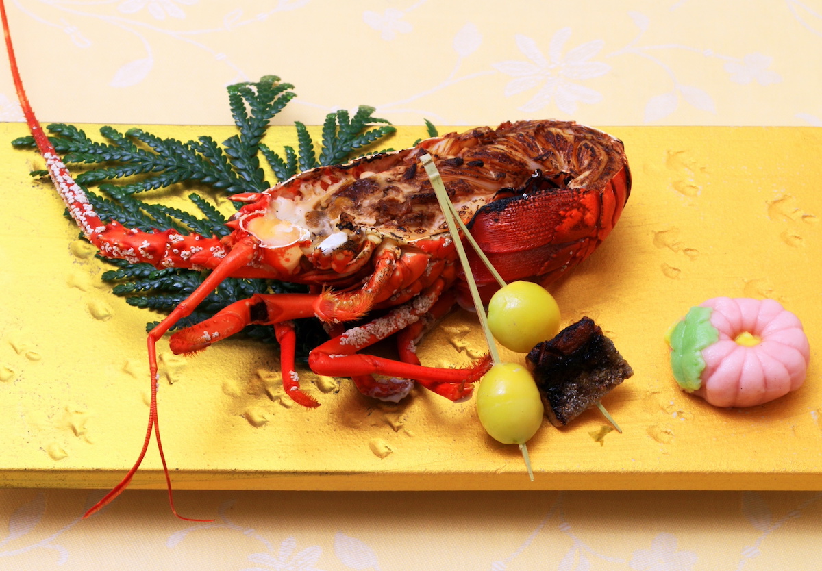 南房総の旬の味が楽しめる料理の数々。名物は「伊勢海老の鬼殻焼き」