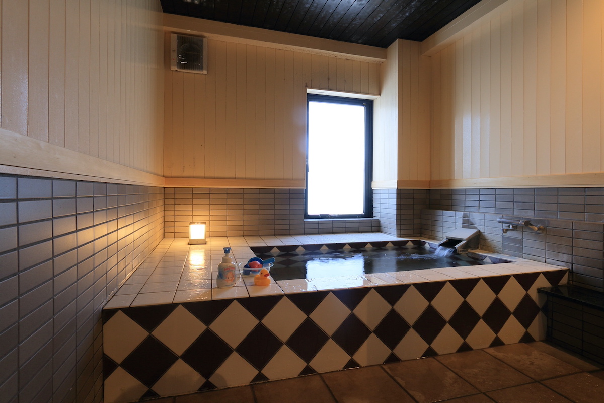貸切風呂「麗」は明るくモダンな雰囲気。赤ちゃんと一緒に入浴できる